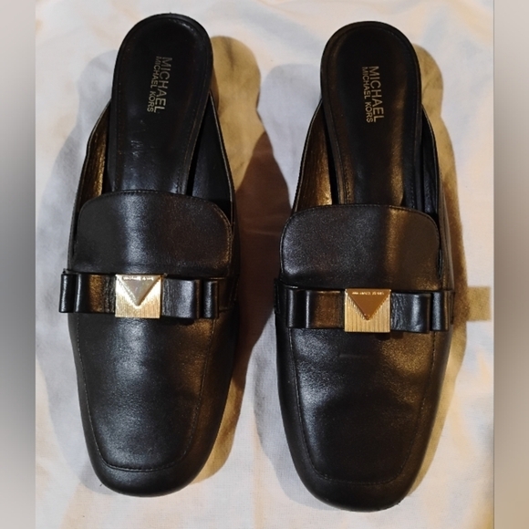 Michael Kors Size 8.5m Black Leather Flats with Gold Accent - Picture 3 of 16